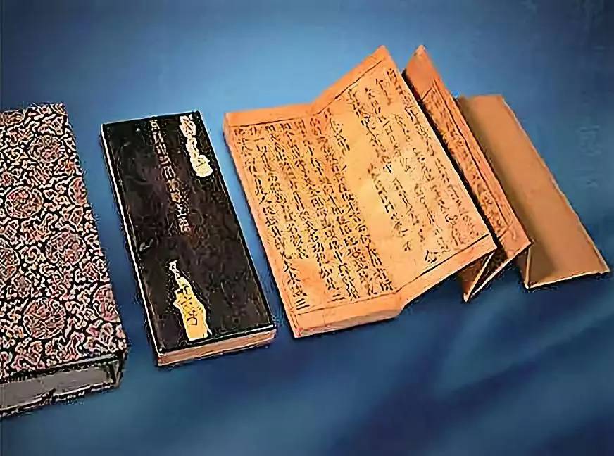 沿袭古代帛书形式,把纸张接成长条,在卷尾黏上木轴,以便于展收.
