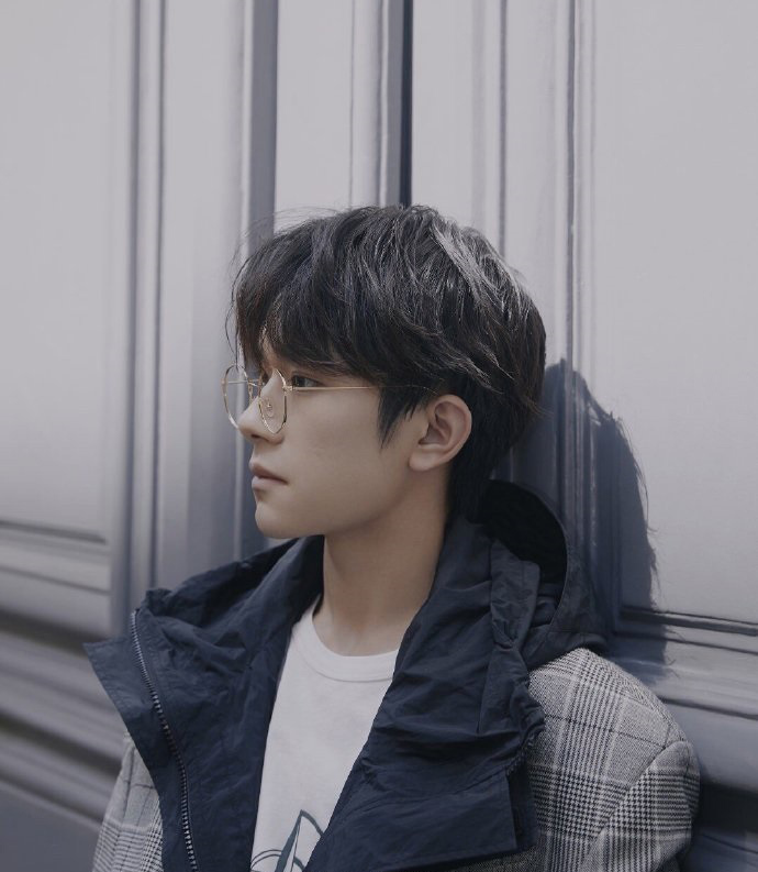 易烊千玺图片日常 805dd58eb06c49f983380c990f5786e9.jpeg