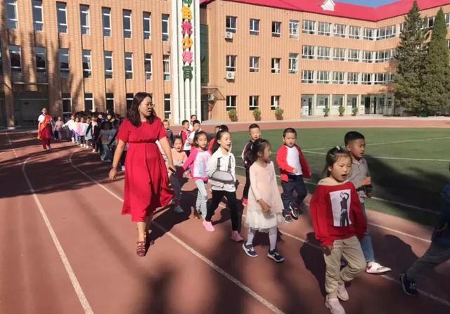 金桥小学9月2日上午,金桥小学全体师在庄严的国旗下,隆重举行2019秋季