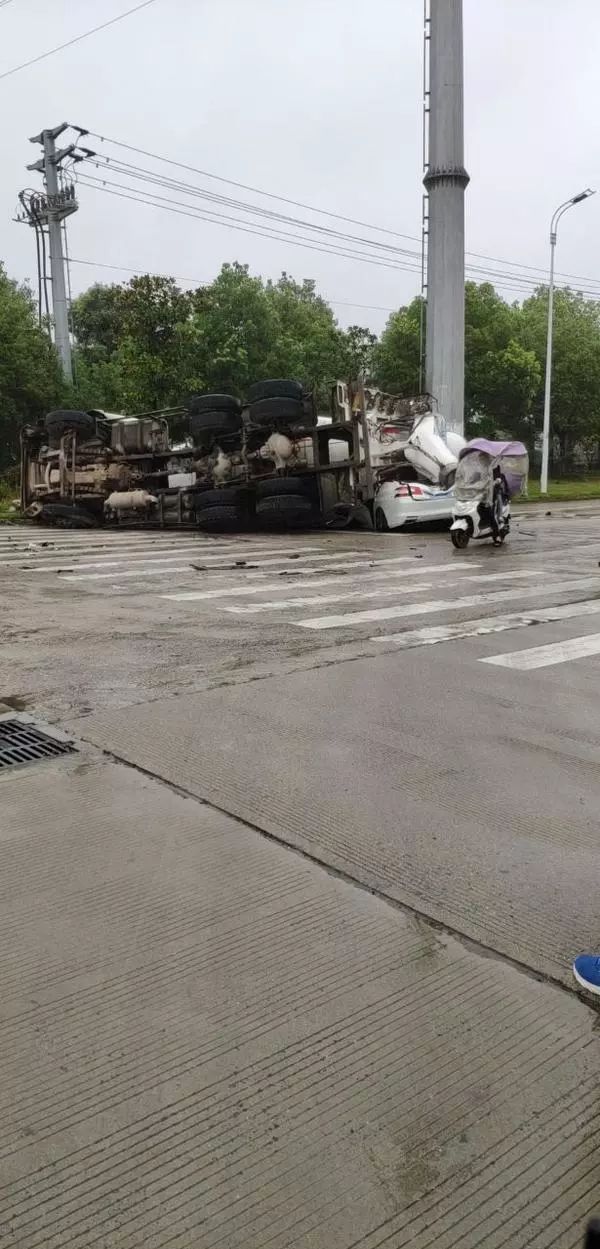 池州高新区发生一起交通事故一辆搅拌车侧翻压倒小轿车