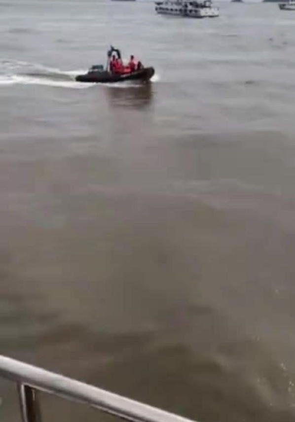 浙江舟山一运输船为救援附近故障渔船触礁沉没！8人落水2人遇难