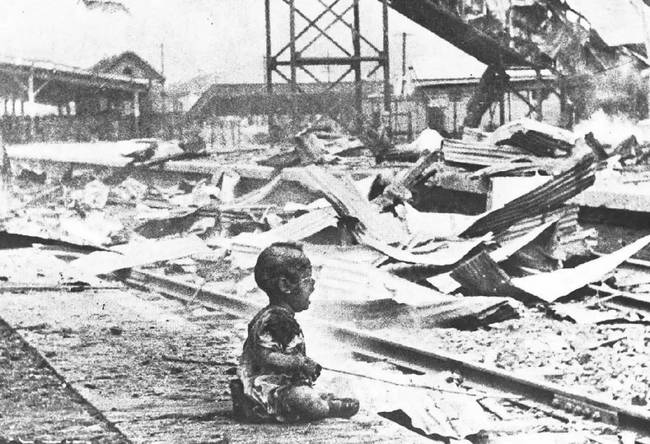 1937年8月28日,日军轰炸上海南站,炸死候车妇孺200余名,一个满身是血