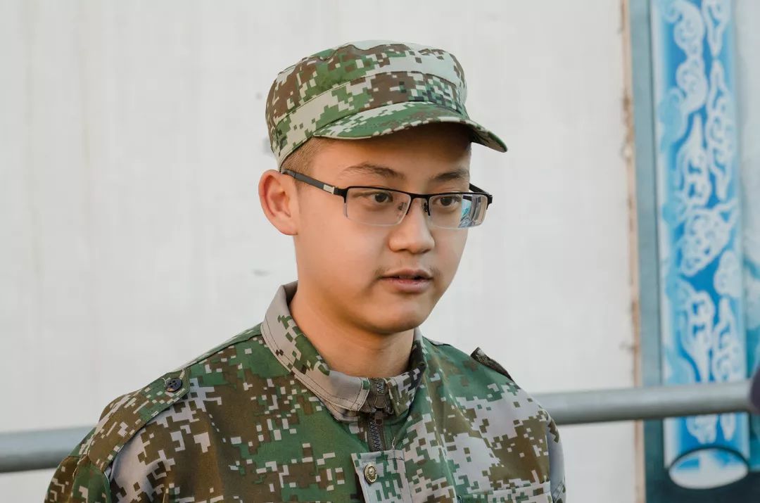 萌新3号 李奕豪"军训是锻炼自己的好机会,感觉很好.