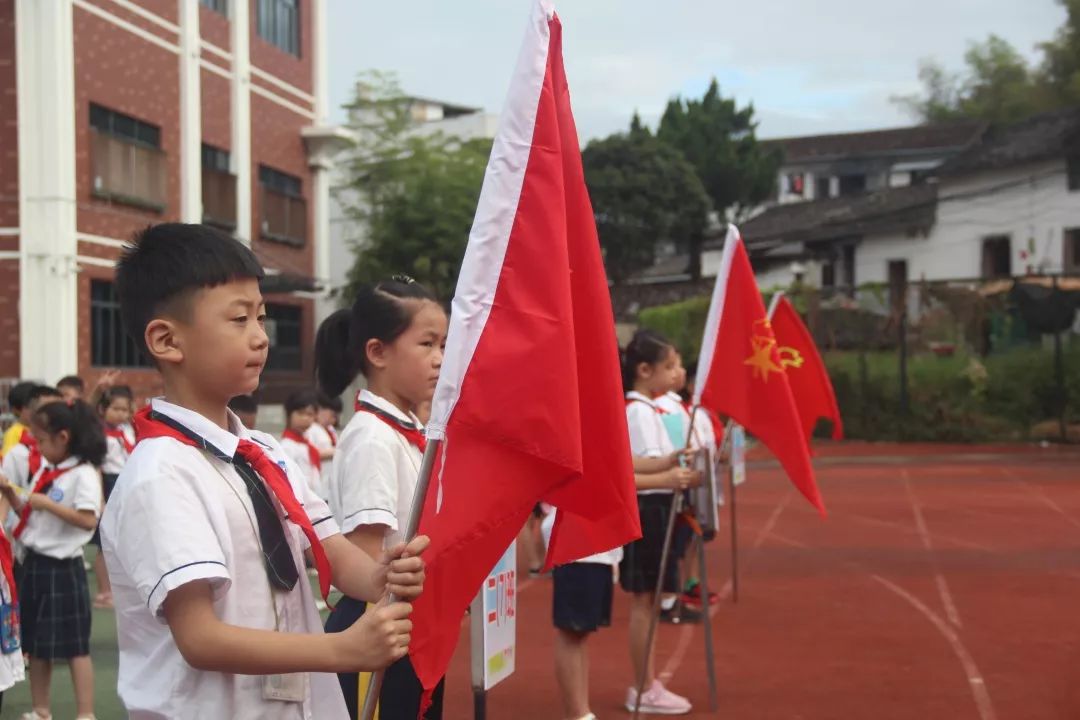 八都镇中心小学护旗宣言我是小小护旗手,我遵守《国旗法,我会用行动