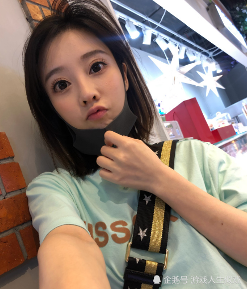 冯提莫晒证件照被赞誉粉丝回忆老照片冯提莫和二珂同框显脸大