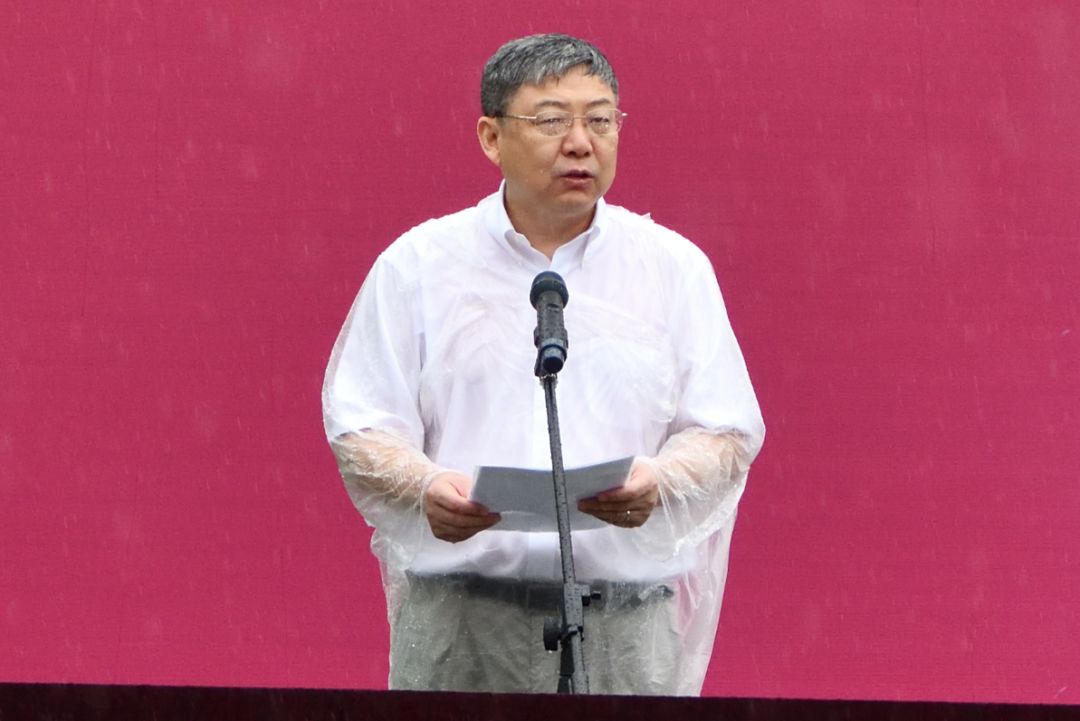 校长李清泉表示,在伟大的祖国70华诞之际,站在鲜艳的五星红旗下,牢记