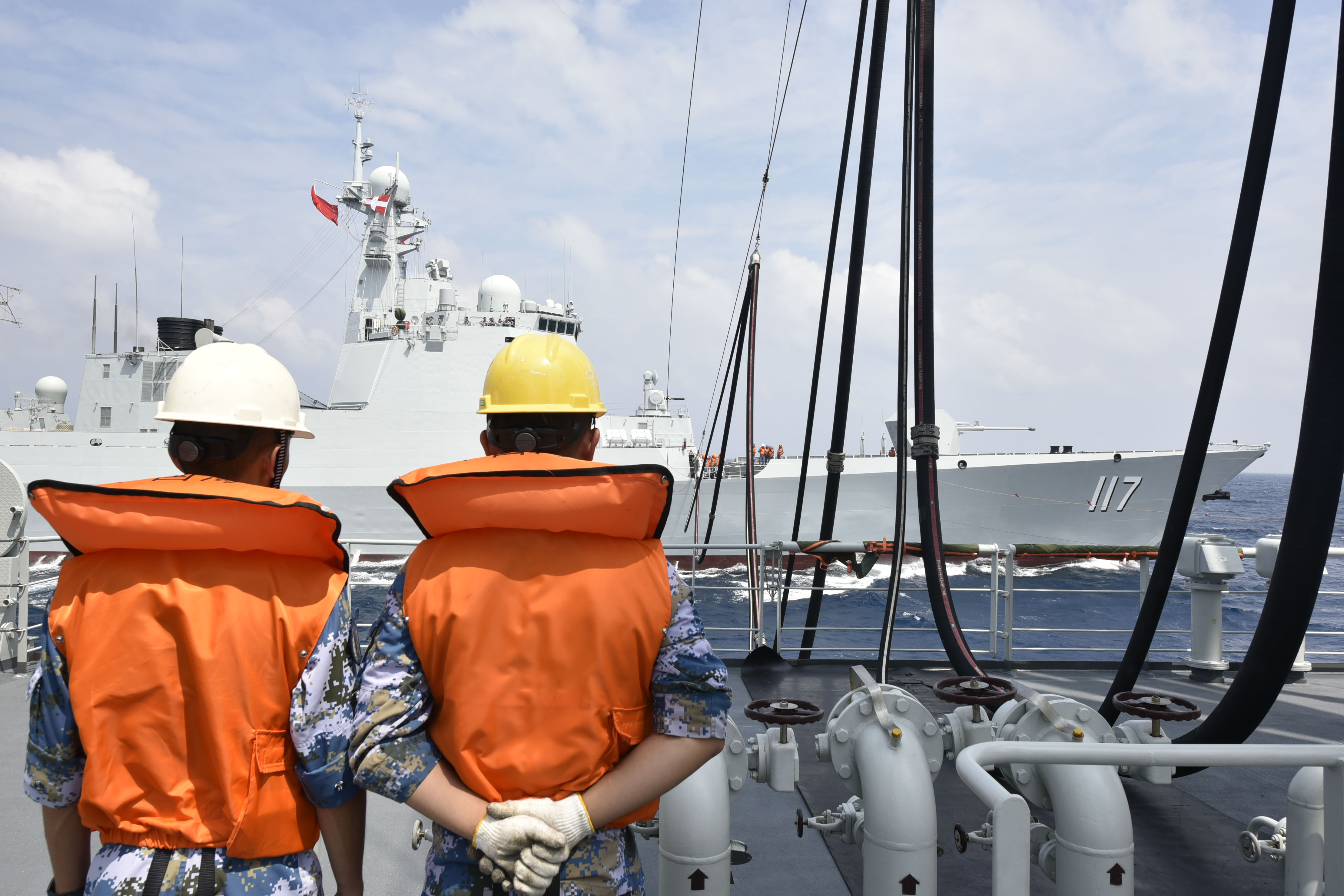 9月3日,可可西里湖舰为西宁舰(远处)实施航行横向补给.