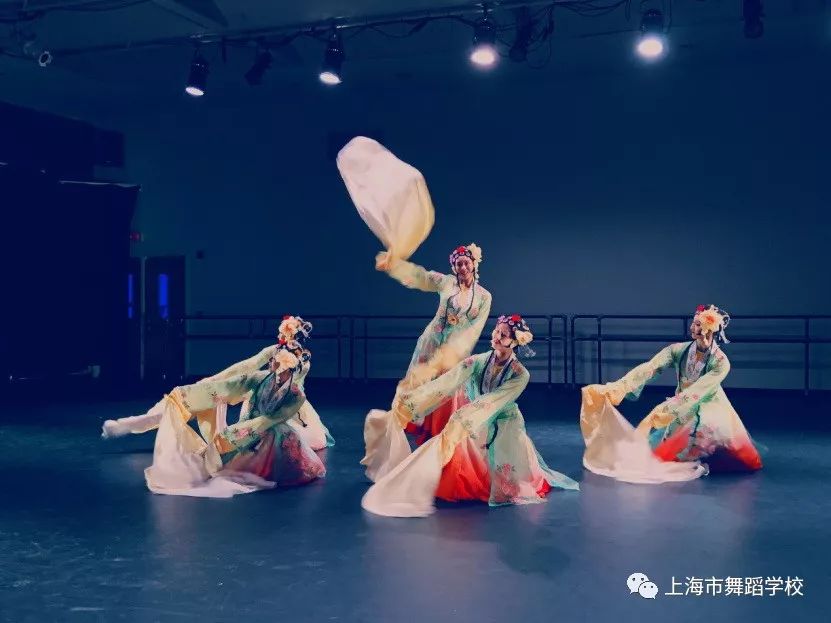 最美天团舞蹈演出 b2a7deee92e04bb9996e0a3252c23c6f.jpeg