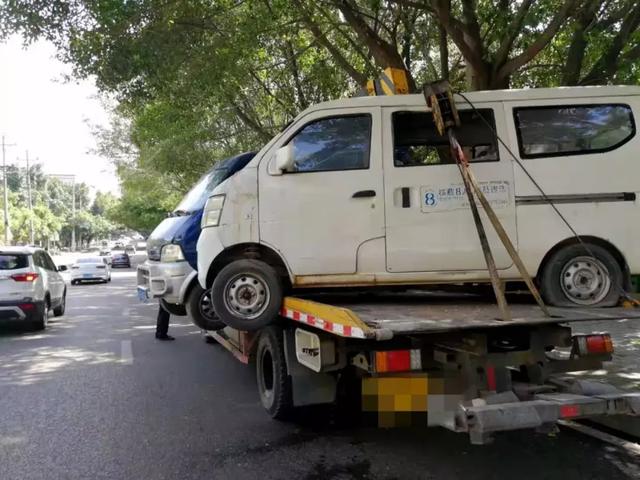 胆子大万州一拖车打简省装着两辆面包车去报废载物超宽遭处罚