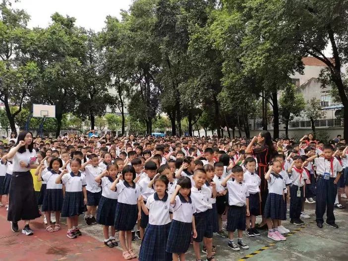同学们满怀激情,新学期第一次升旗仪式,2019学年第一学期钟村中心小学