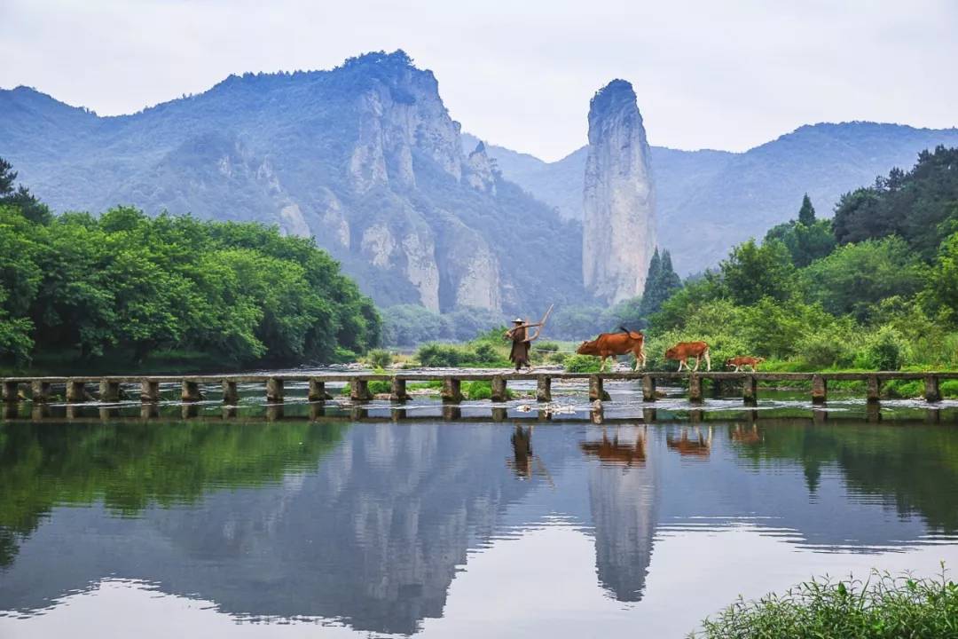 缙云仙都鼎湖峰 仙都风景区在缙云县城东7公里处,鼎湖峰是整个风景区