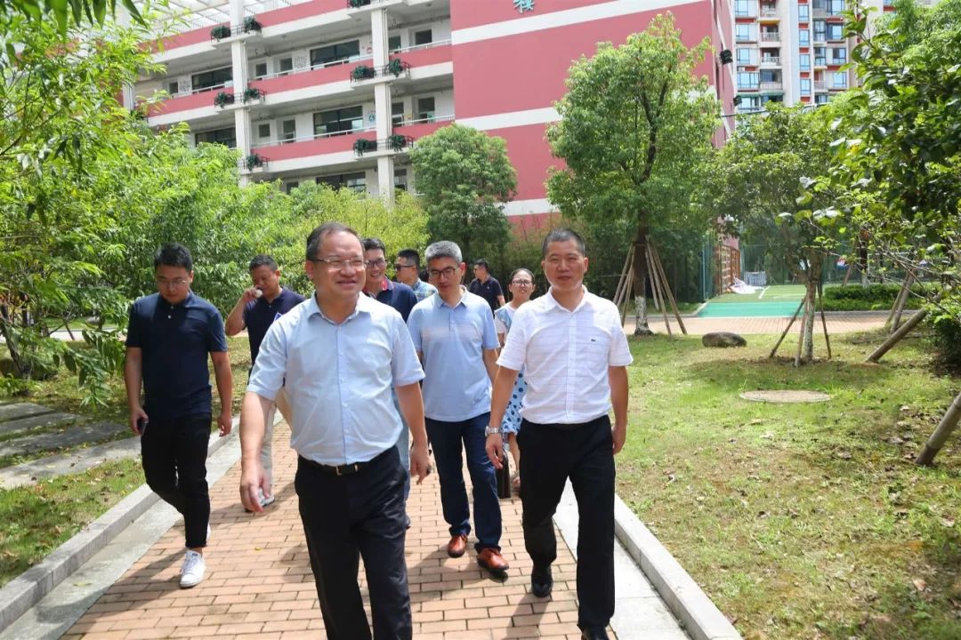 温州市教育局副局长伍挺莅临我校督导开学工作