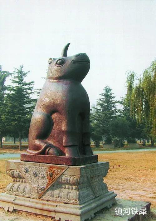高约两米,坐南朝北,面河而卧,浑身乌黑,独角朝天,双目炯炯.