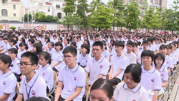 恩平黄冈实验中学七(3)班新生 邹秀如"去年我们的师哥师姐取得了很