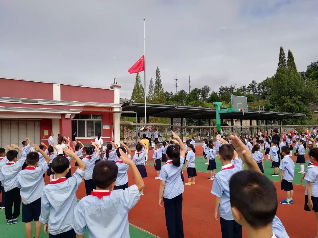 升国旗,唱国歌,国旗下宣誓!龙泉市开学第一天播撒爱国