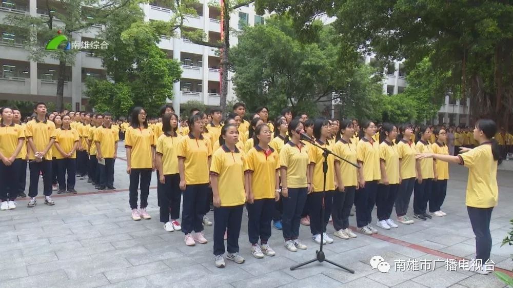 南雄中学▲南雄市第二小学老师为新生点朱砂痣,新生过智慧门南雄市第