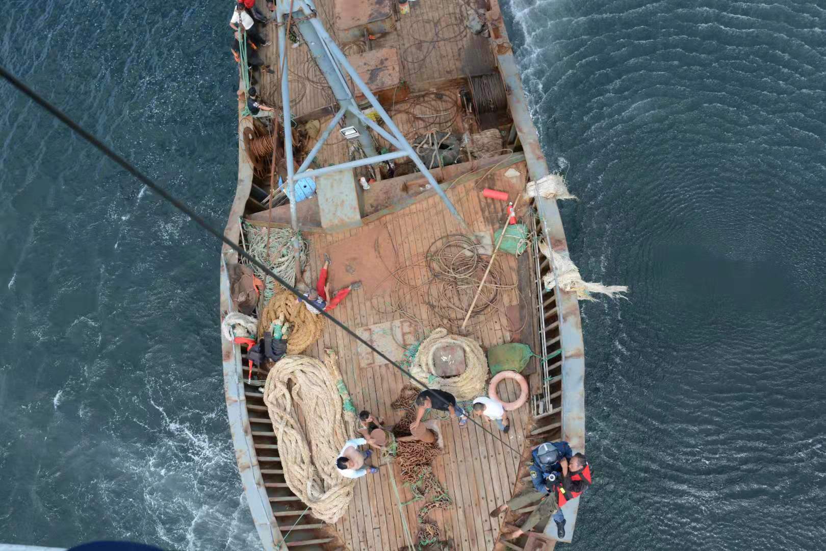 山东威海附近海域一渔船起火，11人获救6人失联