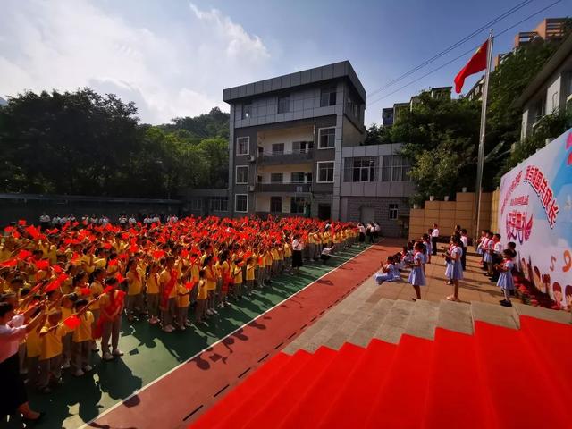 海棠溪小学献礼七十年,筑梦共成长,尊师重道,团结友善,积极奋进;"右行