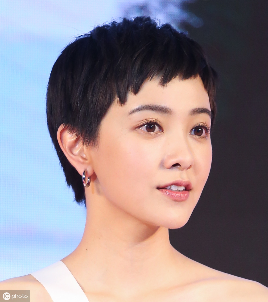 当郭采洁梳"大背头"亮相后,全场大呼"好惊艳"