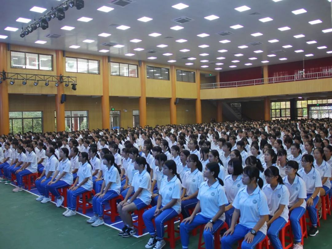 开学第一天!新兴一中举行2019—2020学年开学典礼_县