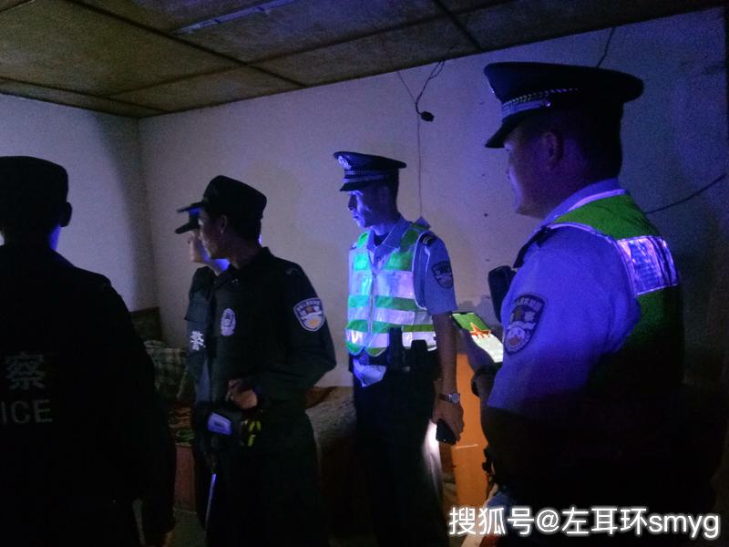 夜幕下边境小镇警灯闪烁保平安_巡逻