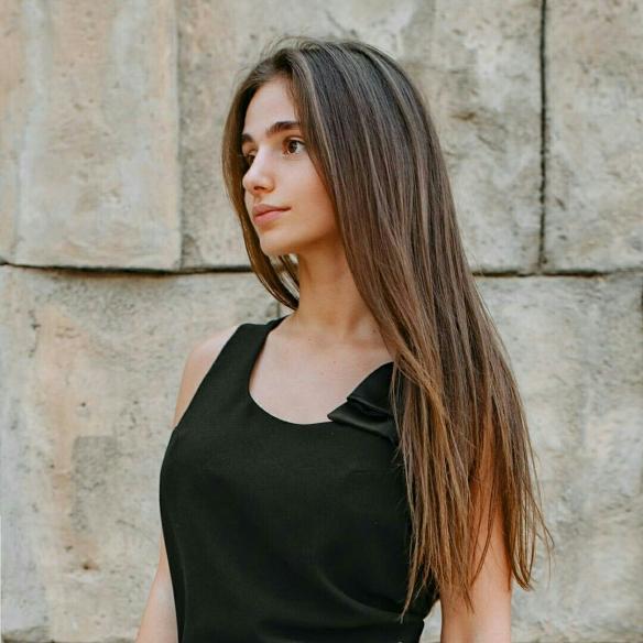 饱满酥胸夹蜜桃！魅眼童颜 Kristin Orbelian 美图集_身材