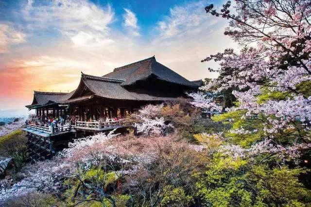 清水寺全名"音羽山清水寺",是京都最古老的寺院,被列为日本国宝建筑之