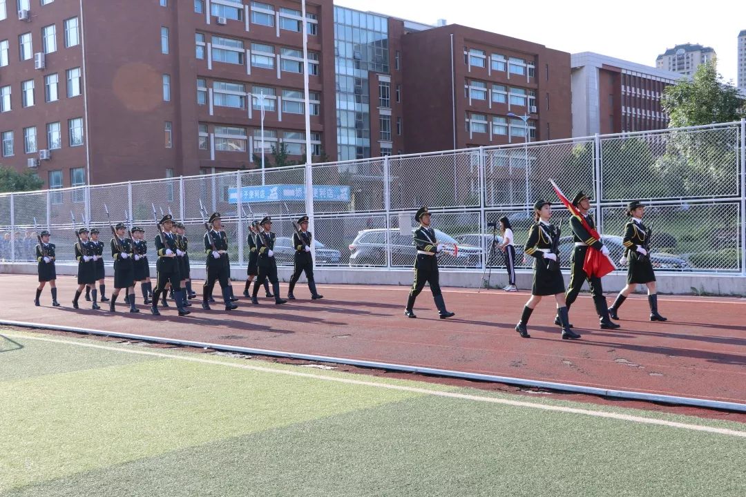 【学院动态】辽宁师范大学西山湖校区隆重举行"同升国旗,共唱国歌"