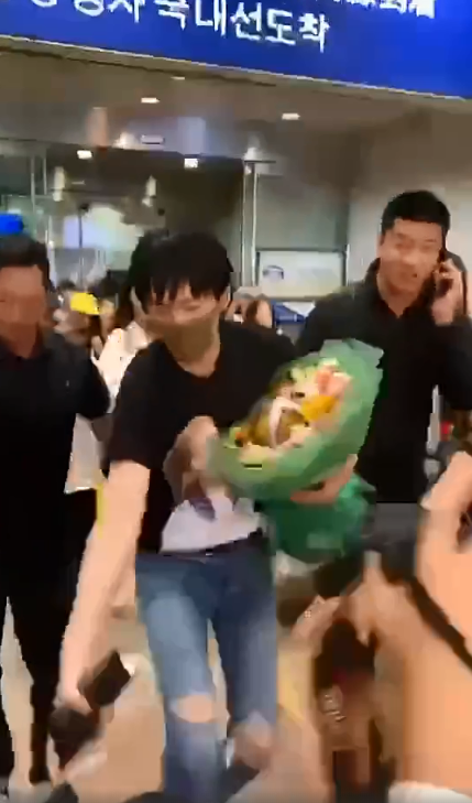 刘宇宁现身机场获人群簇拥单膝下跪扶摔倒粉丝