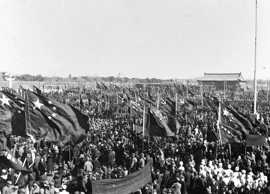 (1949年10月1日,人们在北京天安门广场参加开国大典.)