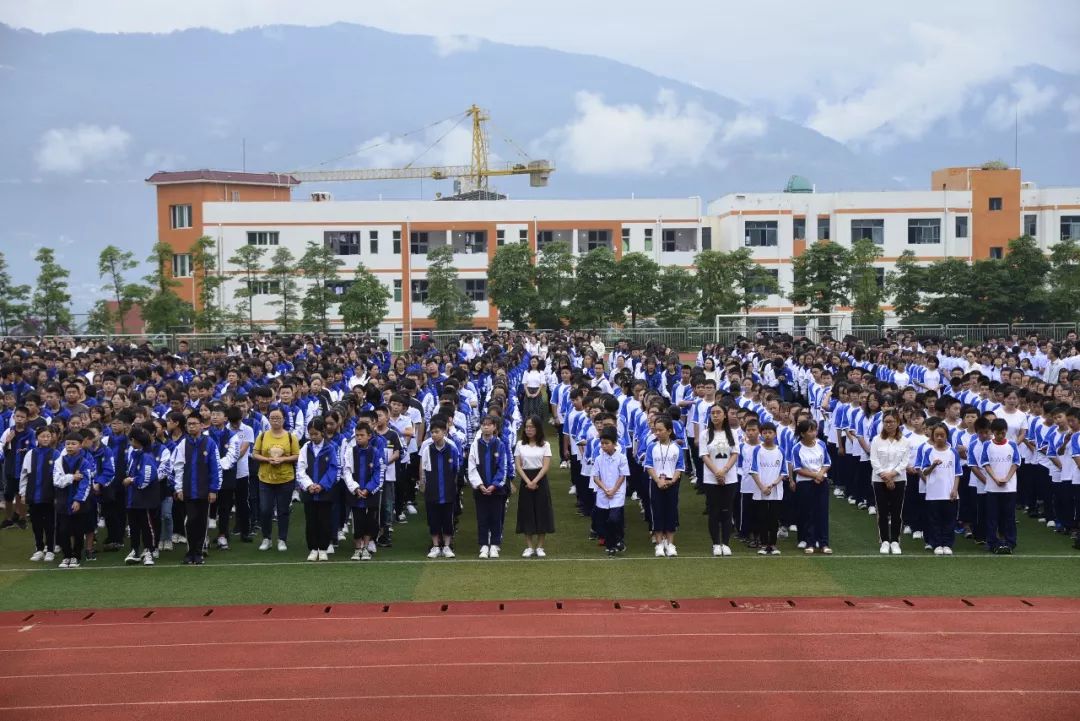 用爱书写人生汉源一中20192020学年开学典礼