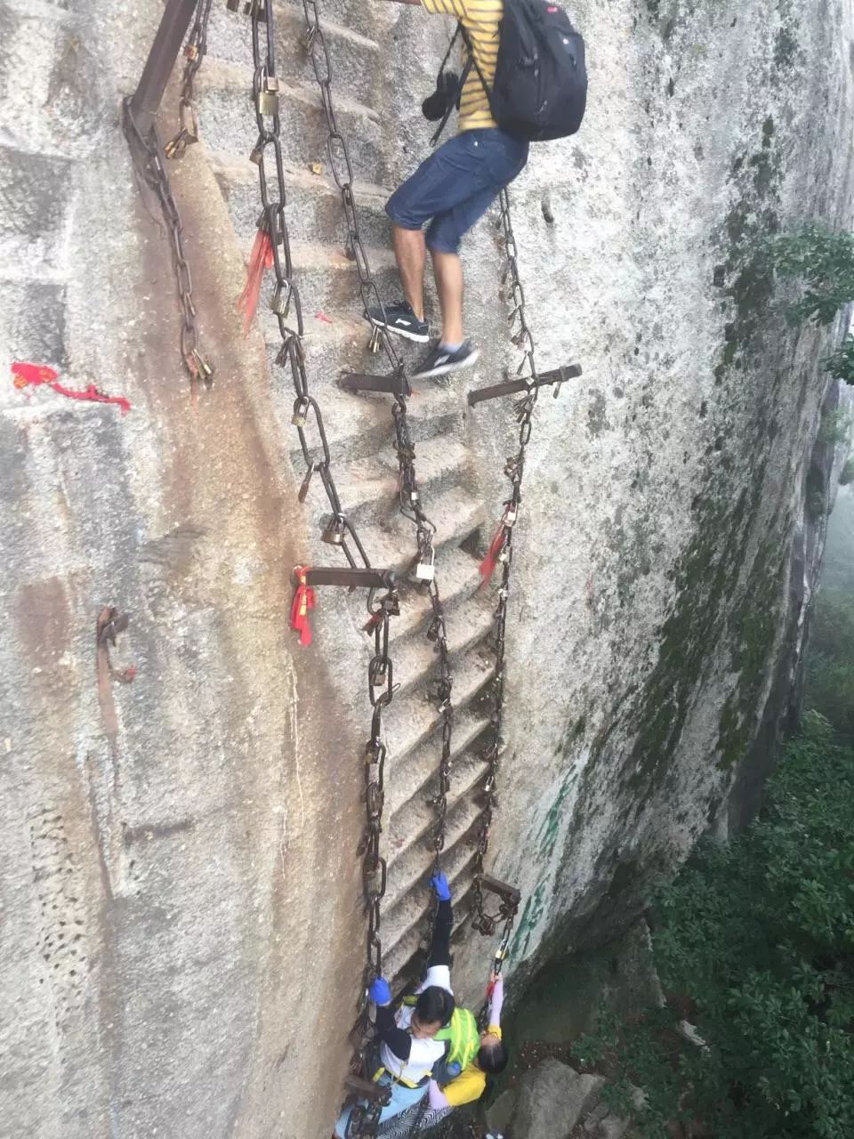 05鹞子翻身和前几处险境不同的是这里没有石板路,木栈道脚下的路全由