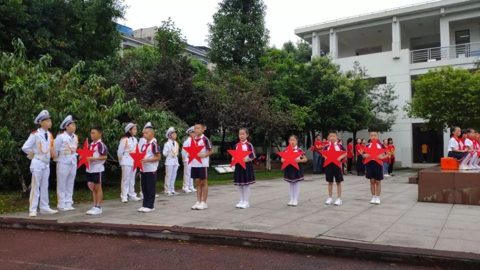 《五星红旗 我为你骄傲》 都江堰市光明团结小学2019年秋季开学典礼