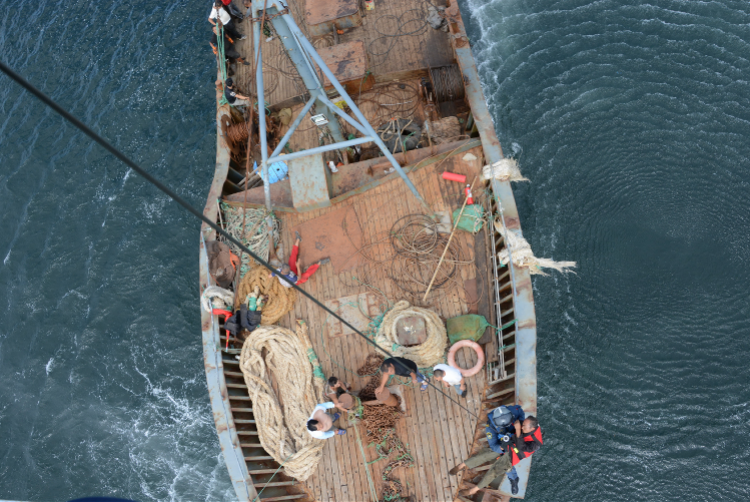 山东威海一渔船失火11人被救6人失联！火势被控制，搜救进行中