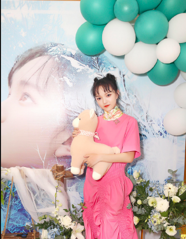 九大厂牌均签哇唧唧哇,张钰琪推迟进伯克利,王