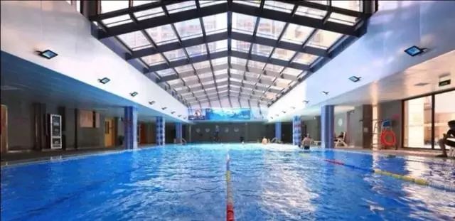 无锡小女孩学游泳被教练… 监控视频曝光!妈妈