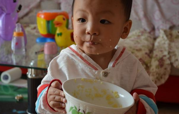                     劝告家长：别再给娃喝“毒汤”，容易积食难长个，还有家长在犯傻