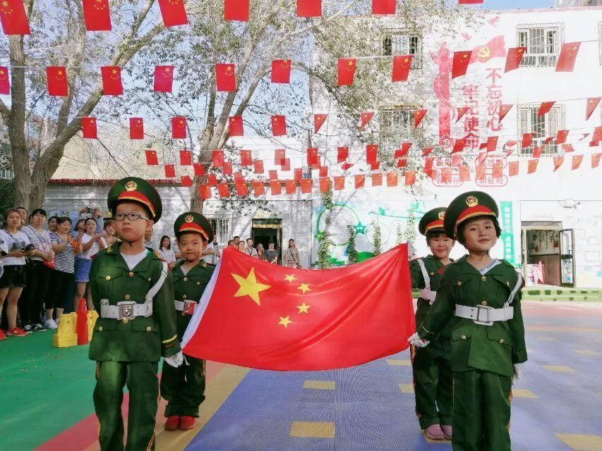 1 开幕式第一项:升国旗,奏唱国歌 鲜艳的五星红旗冉冉上升在佳鑫幼儿