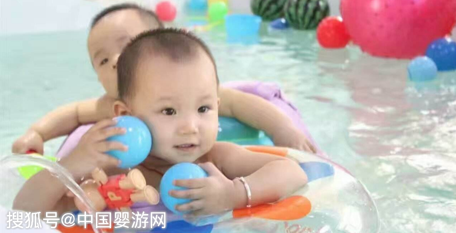                     原创            宝宝天生就喜欢游泳，秋季进行婴儿游泳正当时！