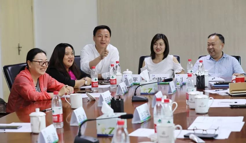公司总裁张超(左三),中视电传传媒股份有限公司董事长李学慧(左二)