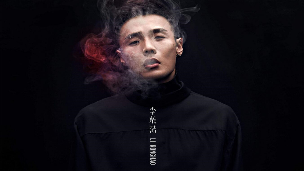 参加选秀被刘欢淘汰,如今登上导师宝座,一个人堪称一支队伍