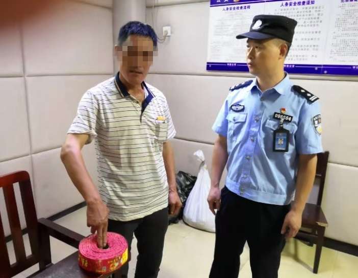 冲喜”冲进派出所 男子携鞭炮进站被处罚