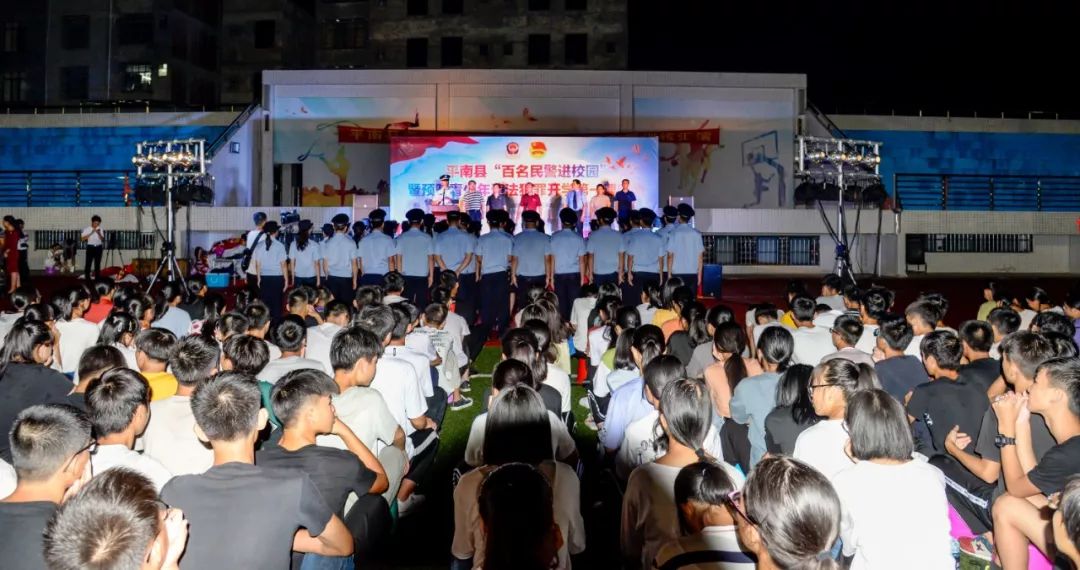 昨晚,平南龚州中学全体师生摇旗呐喊,欢呼声响彻夜空