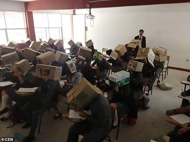 为防作弊出大招！墨西哥老师让学生头戴纸箱考试