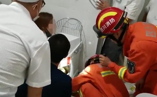 哭笑不得!女厨师手被卡进搅面机 哭诉称“还没耍朋友”