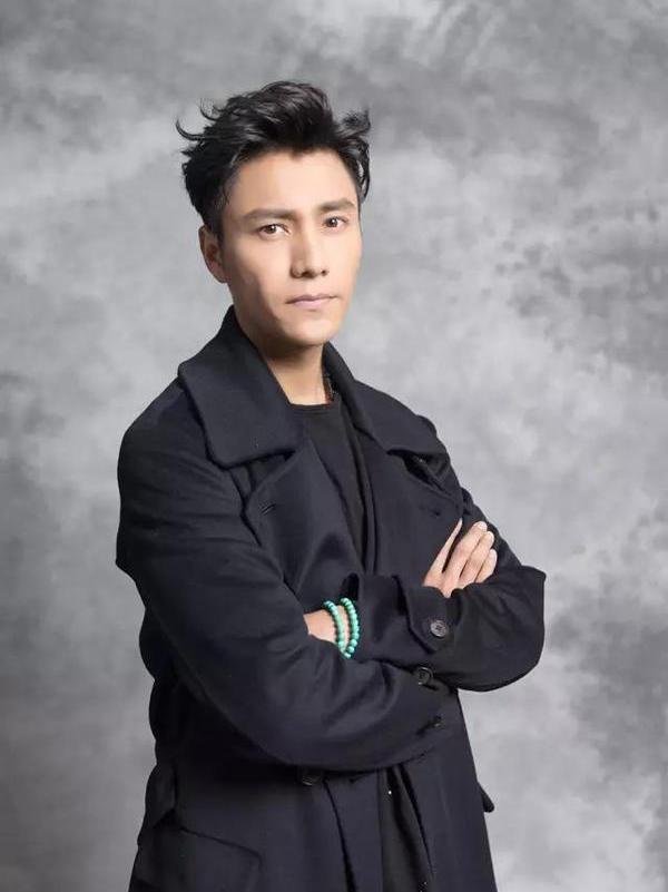 陈坤的儿子陈尊佑近照近照曝光,阳光帅气,父子俩表情酷炫十足