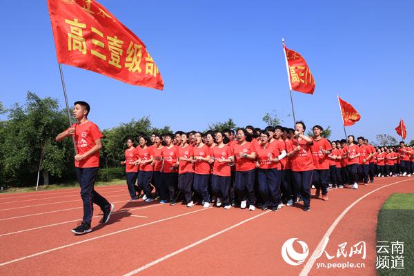 正在跑操的建水实验中学高三班级学生.