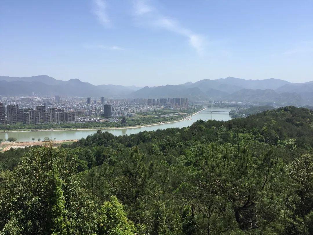 南明山与莲都城区隔江(瓯江)相望,山上寺阁掩映于丛林,古迹隐现于丹崖