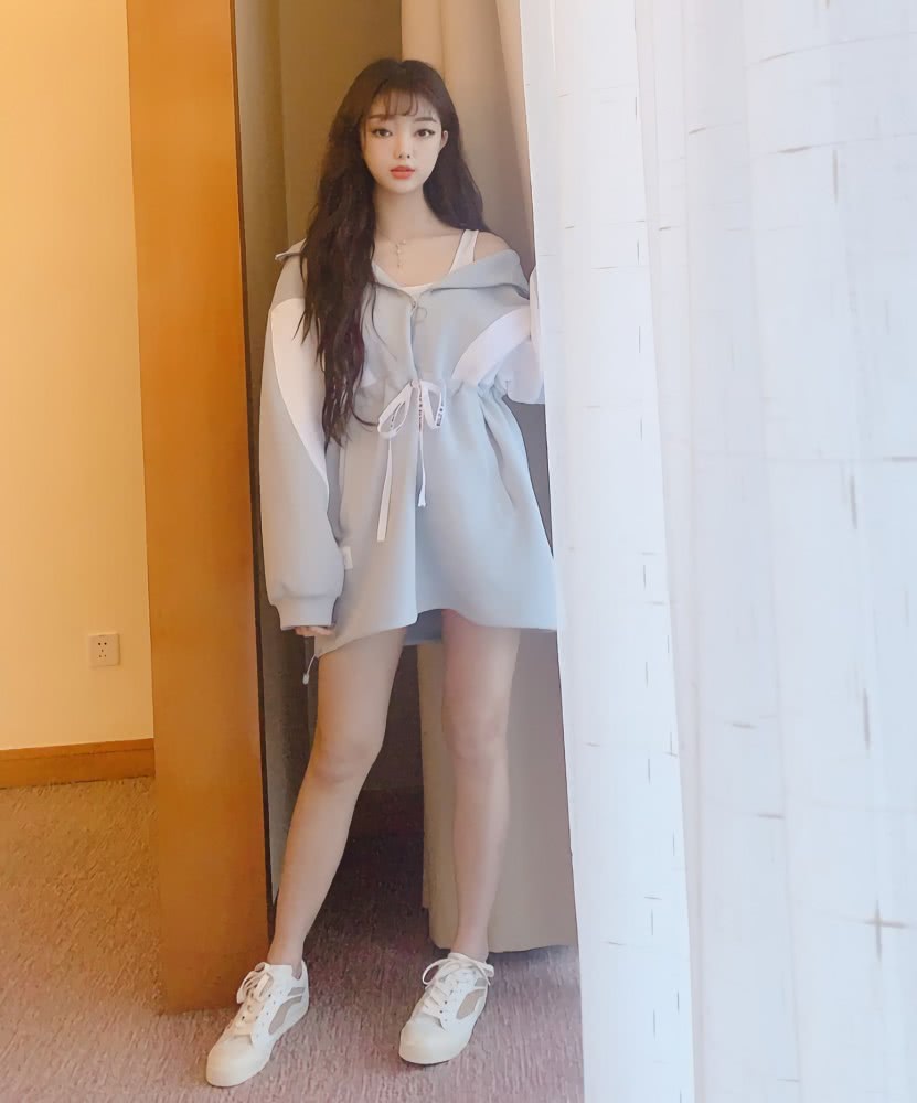 不明白李紫婷为什么不火,露肩休闲裙秀精致锁骨,身材贼惹眼了!