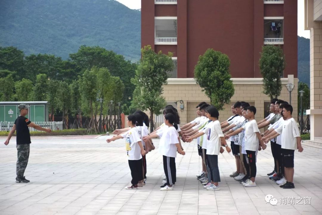 南靖兰水中学正式开学.首届学生403名.